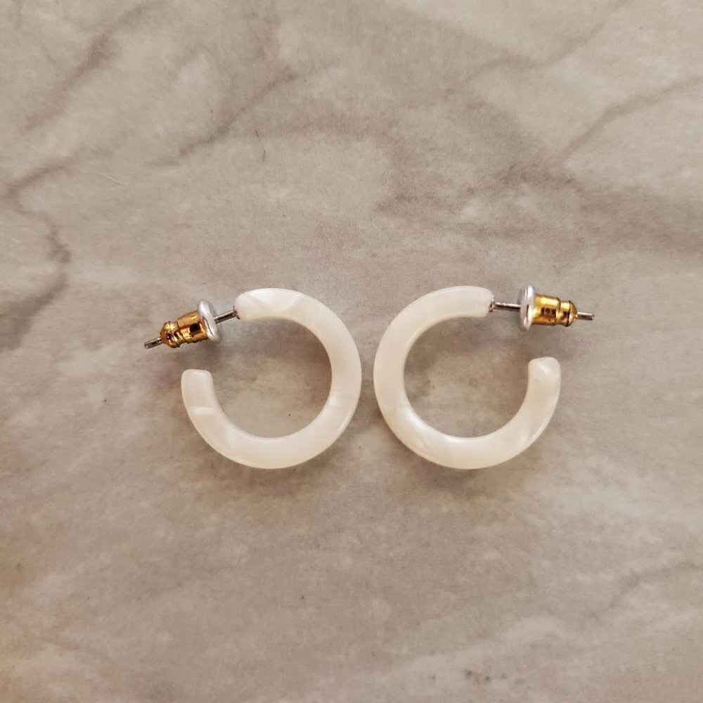 💖 J.Crew Lucite Acrylic White Shell Classic Mini Hoops 💖 - Picture 4 of 5